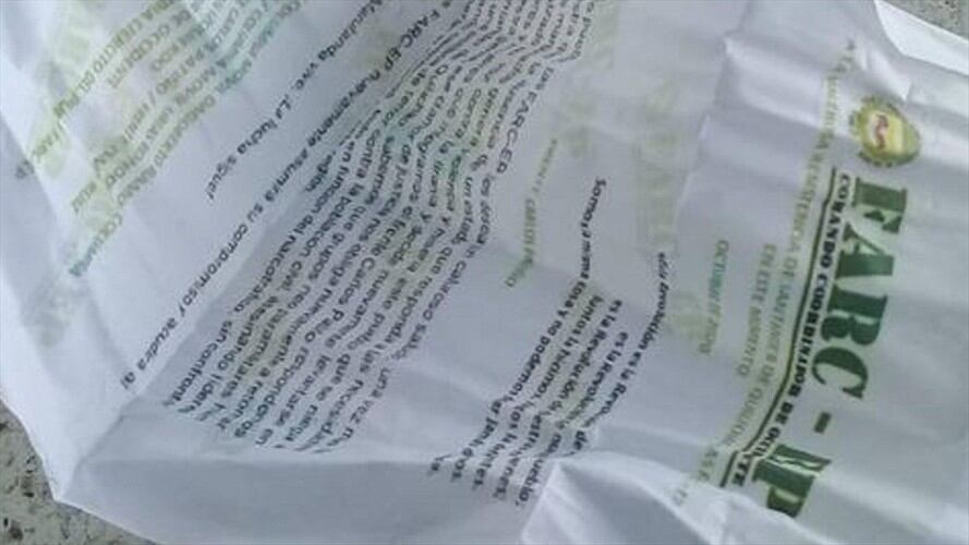 Sujetos desconocidos distribuyeron panfletos y pintaron grafitis en la entrada de Popayán a Santander de Quilichao . Foto: Cortesía