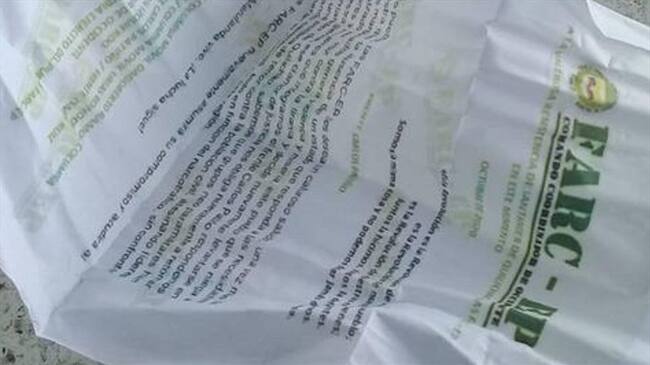 Sujetos desconocidos distribuyeron panfletos y pintaron grafitis en la entrada de Popayán a Santander de Quilichao . Foto: Cortesía