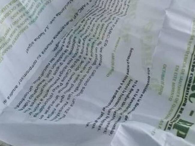 Sujetos desconocidos distribuyeron panfletos y pintaron grafitis en la entrada de Popayán a Santander de Quilichao . Foto: Cortesía