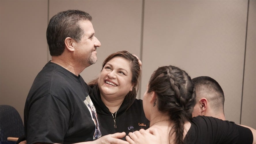Arturo y Aida Sandoval abrazan a sus hijos mayores, Esmeralda y Emilio, tras saber la noticia de que sus siamesas fueron separadas con éxito en Palo Alto, California.. Foto: Associated Press - AP