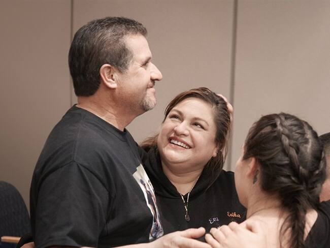 Arturo y Aida Sandoval abrazan a sus hijos mayores, Esmeralda y Emilio, tras saber la noticia de que sus siamesas fueron separadas con éxito en Palo Alto, California.. Foto: Associated Press - AP