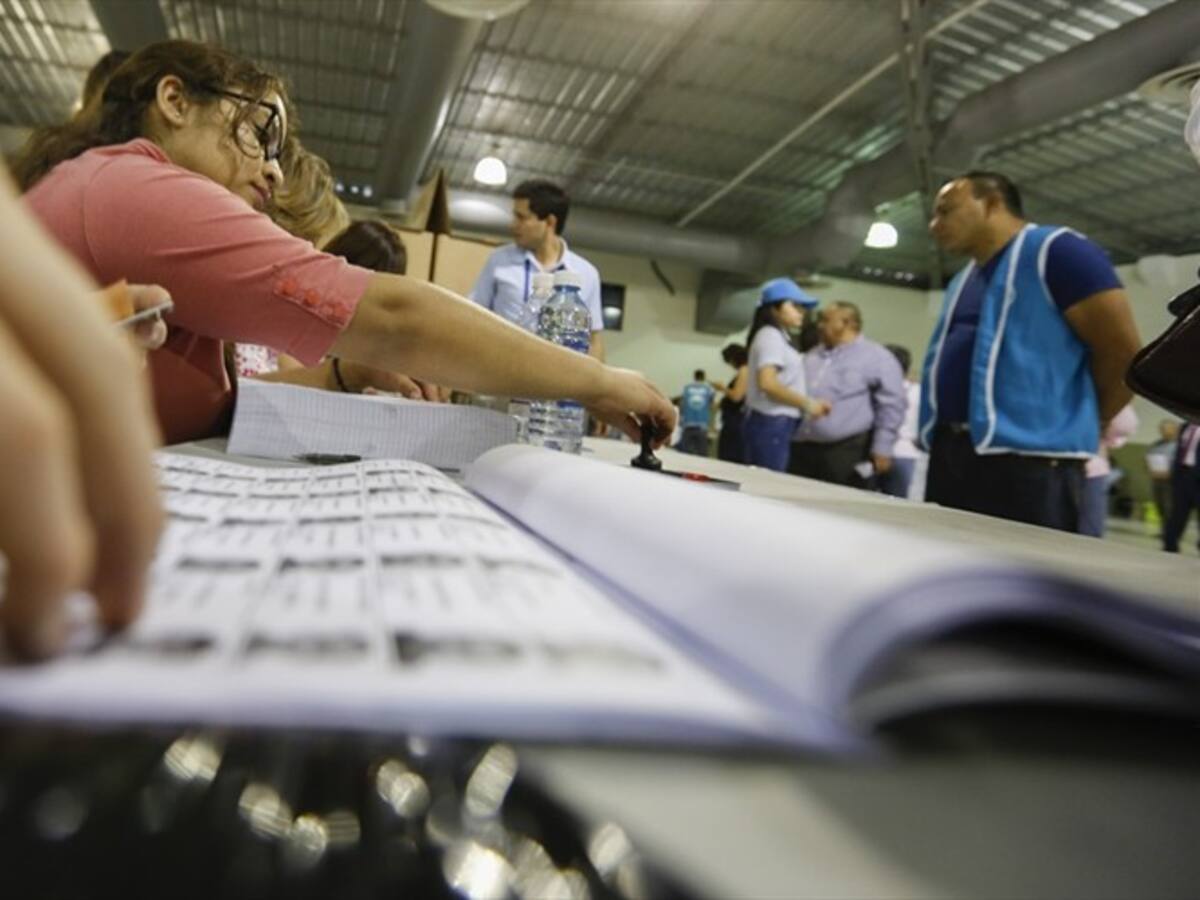 Cierra votación presidencial en El Salvador, con la violencia en la mira
