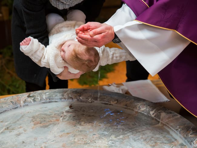Padre católico renunció tras realizar durante años bautismos considerados inválidos