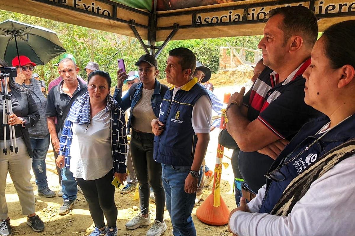 Hasta el sector de La Esmeralda, vereda Chontaduro, llegaron funcionarios de la Unidad Nacional de Gestión del Riesgo para escuchar las exigencias de la población. Crédito Unidad Nacional de Gestión del Riesgo. 