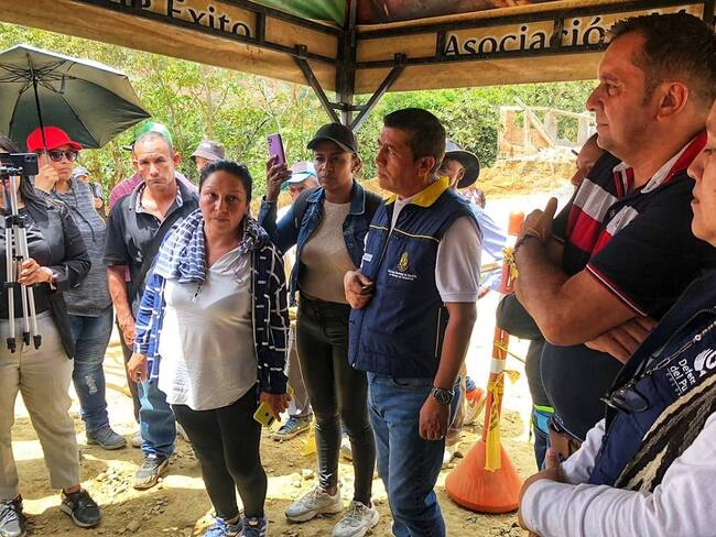 Hasta el sector de La Esmeralda, vereda Chontaduro, llegaron funcionarios de la Unidad Nacional de Gestión del Riesgo para escuchar las exigencias de la población. Crédito Unidad Nacional de Gestión del Riesgo.
