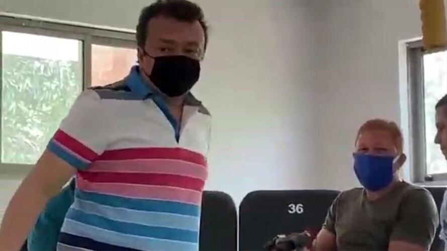 La W conoció un video en el que se ve al senador del Partido de la U, Eduardo Pulgar, en una pelea de gallos utilizando, al igual que otros asistentes al evento, un tapabocas. Foto: La W