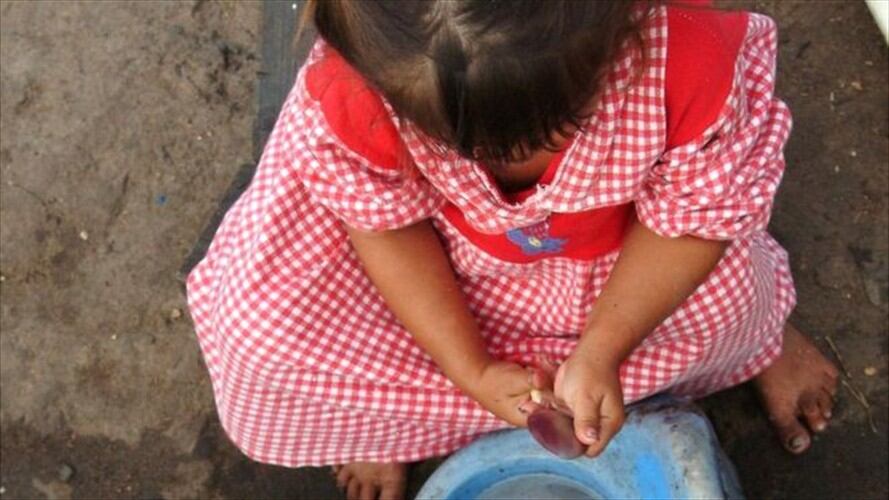 Los niños son entregados para el servicio doméstico a cambio de que se les permita estudiar. Foto: BBC Mundo.