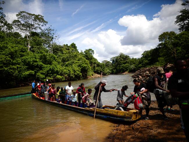 Migrantes atraviesan la selva del Darién (Panamá). Foto: EFE/ Bienvenido Velasco