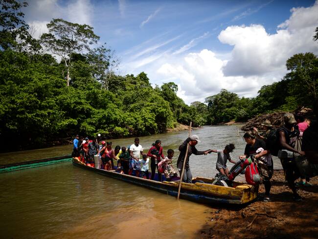Migrantes atraviesan la selva del Darién (Panamá). Foto: EFE/ Bienvenido Velasco