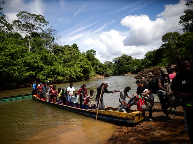 Migrantes descienden de una canoa antes de llegar a la Estación de Recepción Migratoria (ERM) de Lajas Blancas, el 18 de diciembre de 2023, luego de atravesar la selva del Darién (Panamá). EFE/ Bienvenido Velasco