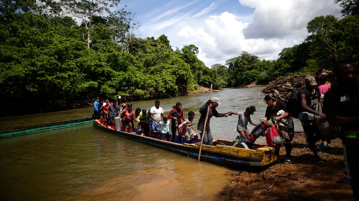 AME5836. METETÍ (PANAMÁ), 22/12/2023.- Migrantes descienden de una canoa antes de llegar a la Estación de Recepción Migratoria (ERM) de Lajas Blancas, el 18 de diciembre de 2023, luego de atravesar la selva del Darién (Panamá). Panamá cierra este 2023 marcado por la agravada crisis migratoria: este año se ha batido el récord de medio millón de migrantes en tránsito por el Darién, la selva que comunica el istmo y Suramérica, una cifra que duplica el registro del año pasado y abarca marcado un aumento de menores. EFE/ Bienvenido Velasco