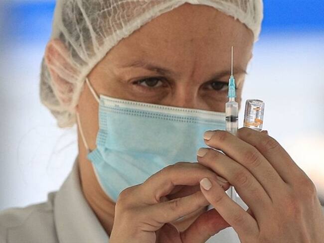 En la primera etapa se priorizará adultos mayores de 80 años y personal de la salud, según Medimás EPS tienen 2.324 usuarios. Foto: Getty Images