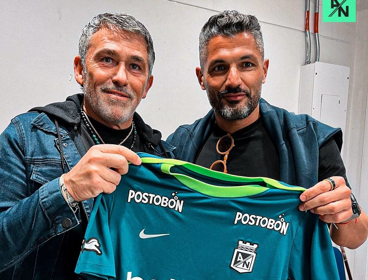 Javier Gandolfi (a la derecha con unas gafas colgadas en la camiseta). Foto: Twitter Nacional.