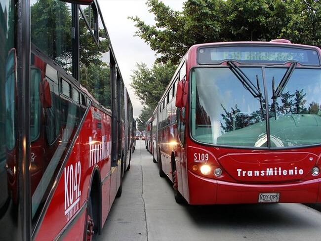 En plena vía, un bus de TransMilenio perdió dos llantas. Foto: Colprensa