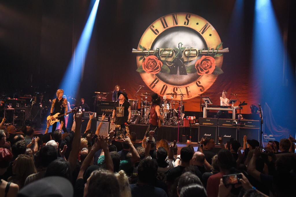 Axl Rose, Duff McKagan y Slash en concierto de Guns N' Roses  (Photo by Kevin Mazur/Getty Images for SiriusXM)