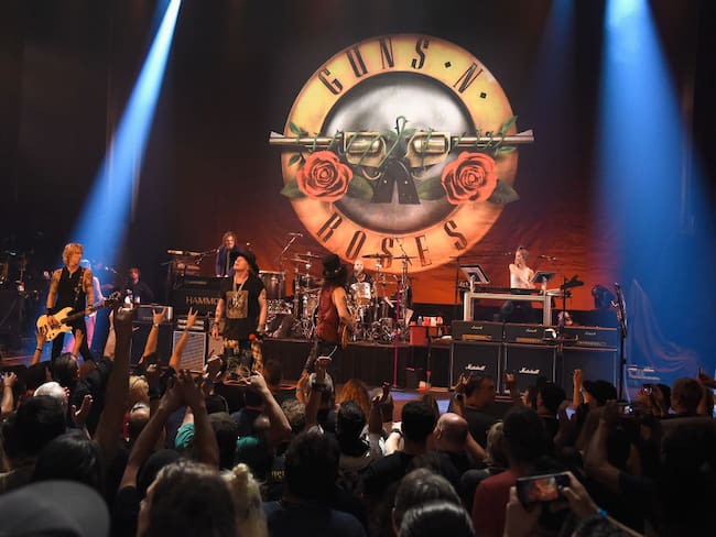Axl Rose, Duff McKagan y Slash en concierto de Guns N&#039; Roses  (Photo by Kevin Mazur/Getty Images for SiriusXM)