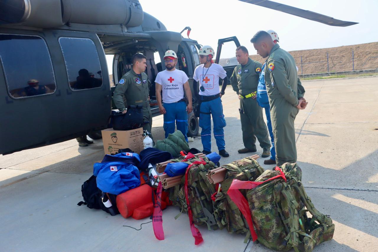 Labores de rescate de los parapentistas. Foto: Fuerza Aérea Colombiana (FAC)
