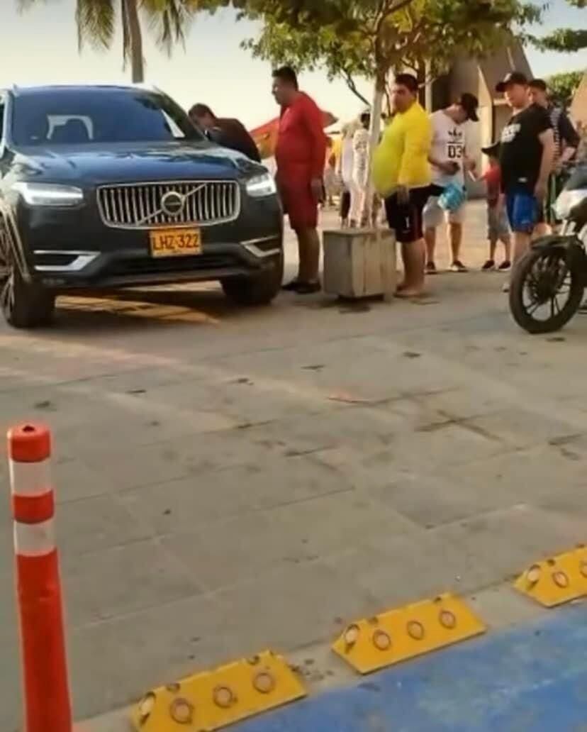 Vehículo invadiendo el camellón de El Rodadero / Alcaldía 