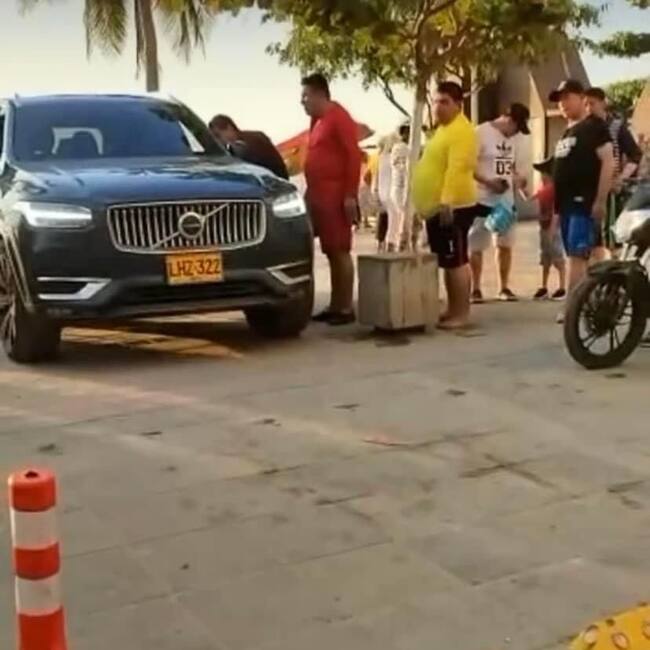 Vehículo invadiendo el camellón de El Rodadero / Alcaldía