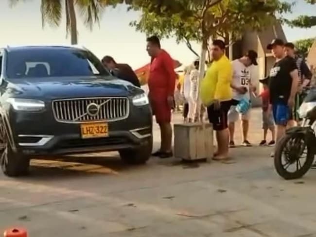 Vehículo invadiendo el camellón de El Rodadero / Alcaldía