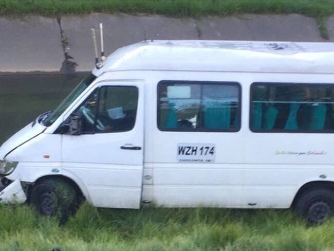 Ruta escolar se quedó sin frenos y terminó en un caño en el norte de Bogotá. Foto: La W/ Fabián Romero.