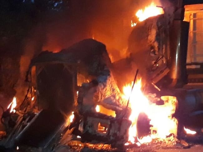 Cuatro tractomulas han sido incineradas durante manifestaciones en Norte de Santander. Foto: Defensoría del Pueblo