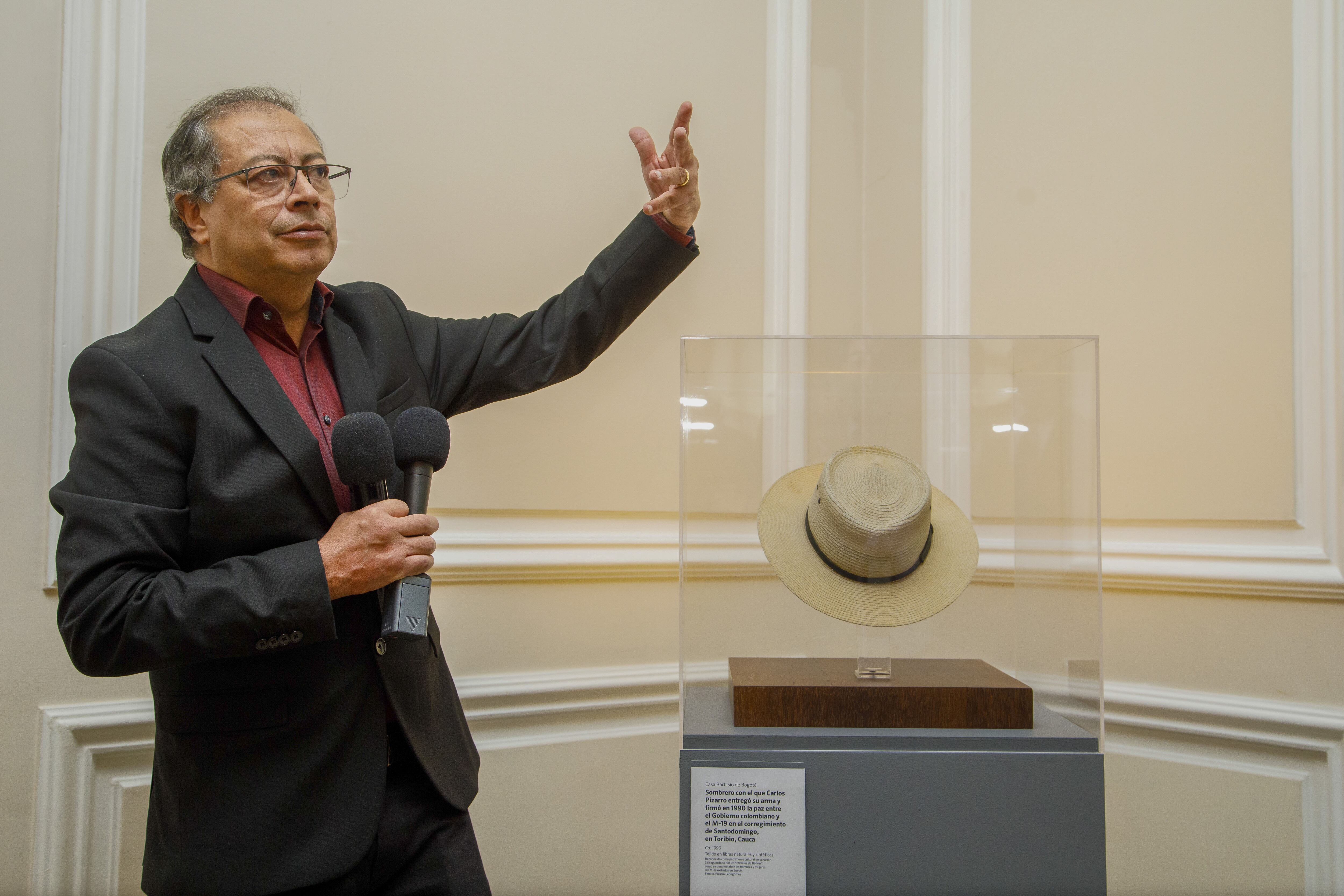 Gustavo Petro, mientras exhibe un sombrero del exjefe guerrillero Carlos Pizarro.