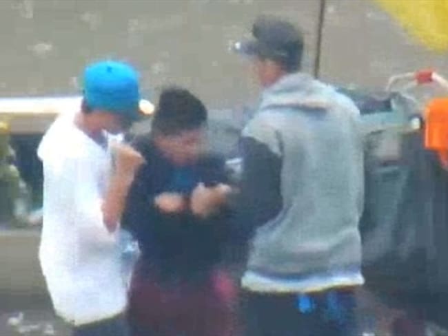 Con cuchillo en mano, así robaban “los llaveros” en el centro de Bogotá. Foto: Captura de video