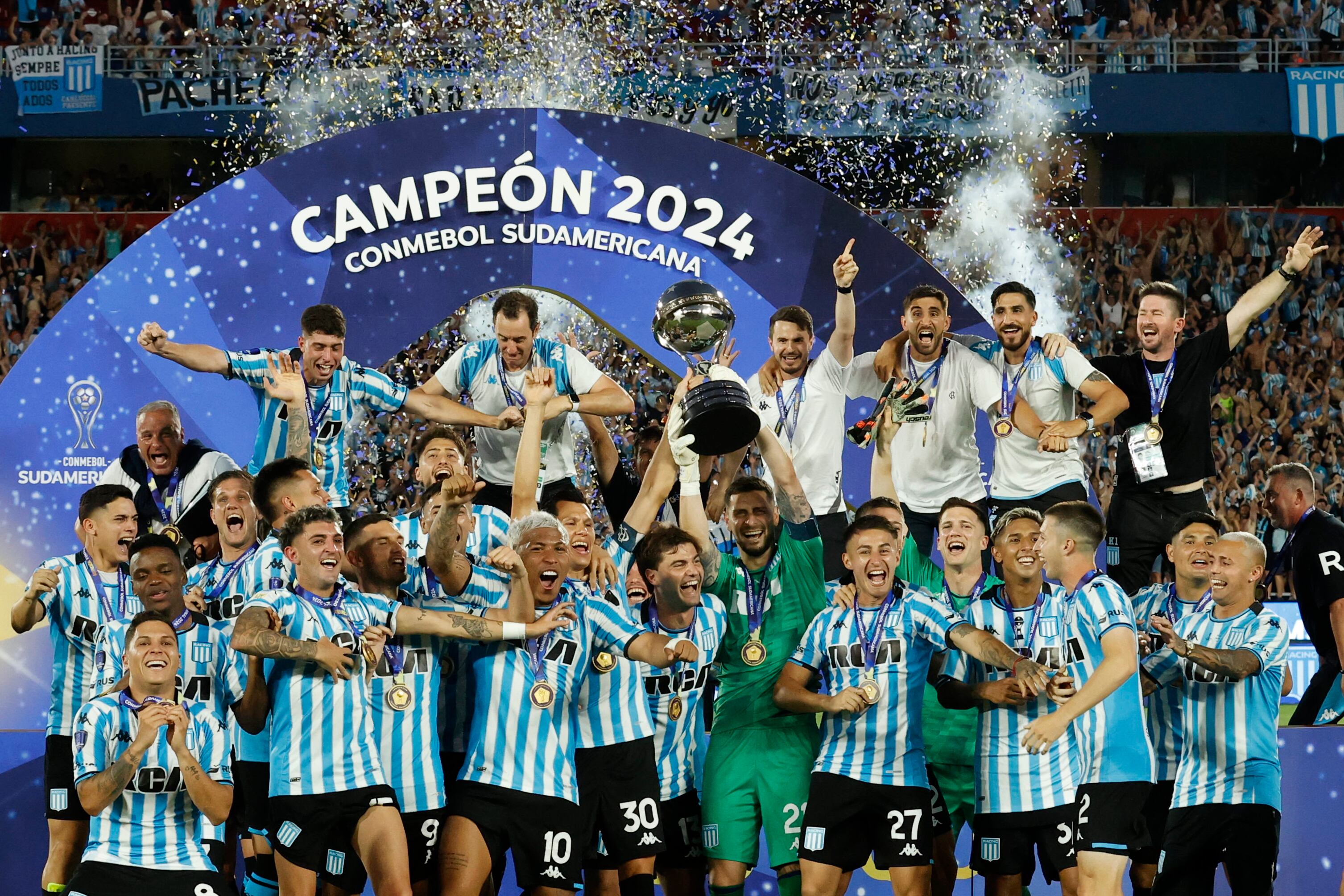 Jugadores de Racing celebran con el trofeo de la Copa Sudamericana tras vencer Cruzeiro este sábado, en el estadio General Pablo Rojas en Asunción (Paraguay). EFE/ Mauricio Dueñas Castañeda