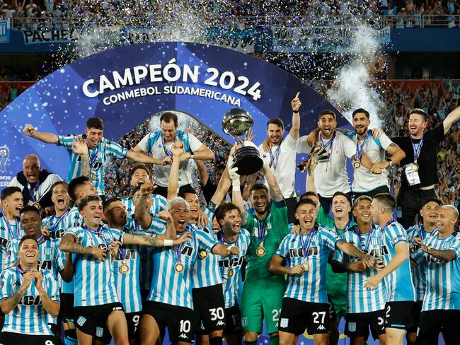 Jugadores de Racing celebran con el trofeo de la Copa Sudamericana tras vencer Cruzeiro este sábado, en el estadio General Pablo Rojas en Asunción (Paraguay). EFE/ Mauricio Dueñas Castañeda