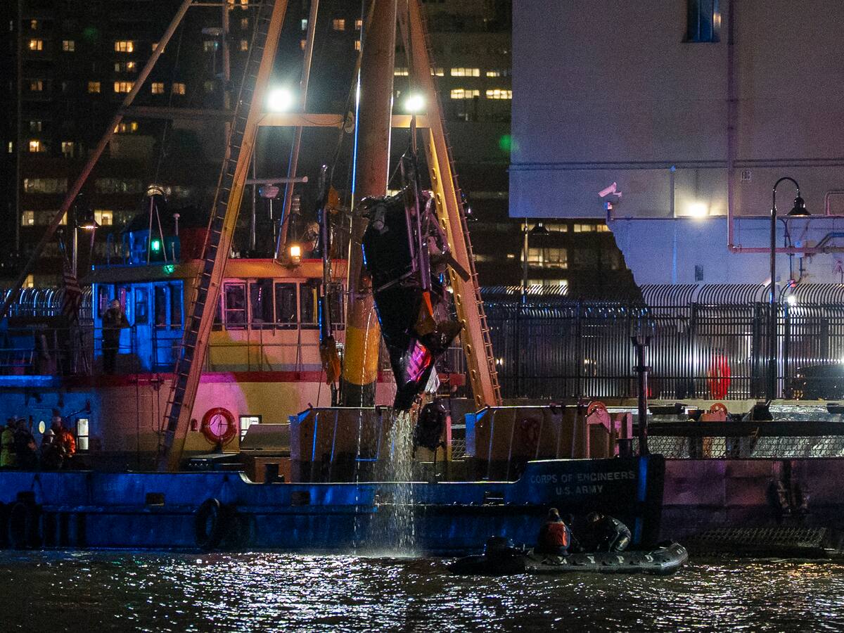 Diecisiete personas investigan la escena del accidente del helicóptero en Nueva York