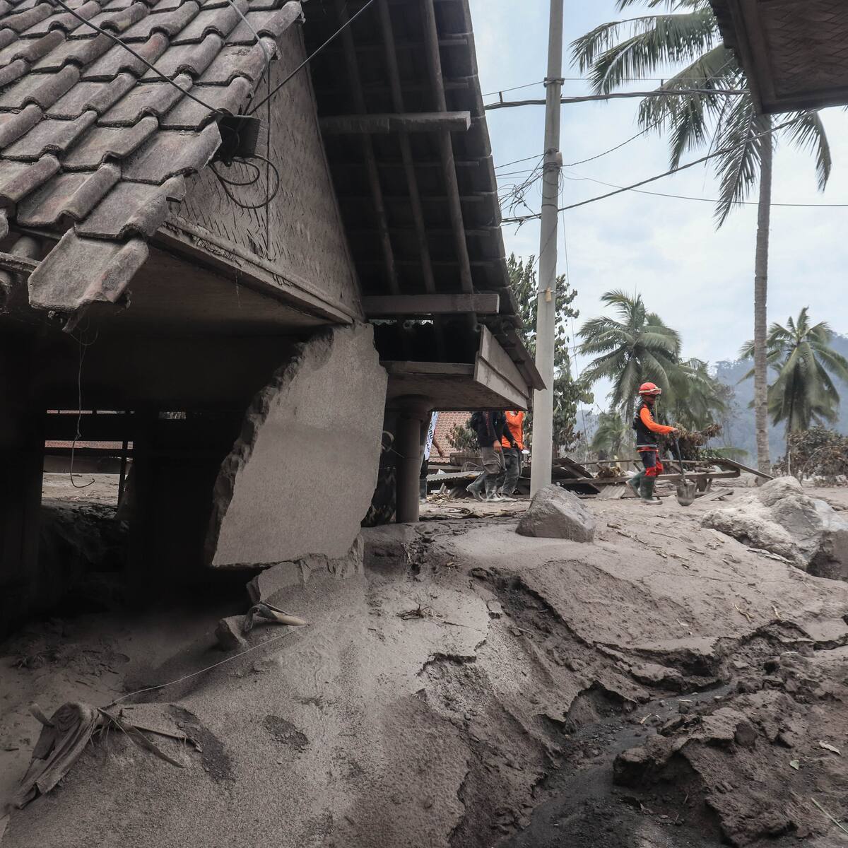 Erupción del volcán Semeru en Indonesia deja 13 personas fallecidas