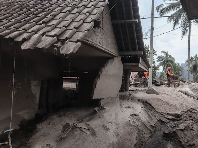 LUMAJANG, INDONESIA - DECEMBER 6: A house buried in volcanic material following Mount Semeru eruption in Sumberwuluh Village, Lumajang Regency, Indonesia, on December 6, 2021. (Photo by Suryanto/Anadolu Agency via Getty Images)