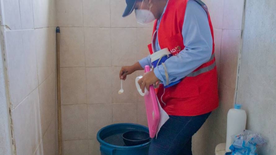 Las brigadas de salud recorren los sectores más afectados por el dengue realizando control larvario. Crédito: Cortesía.