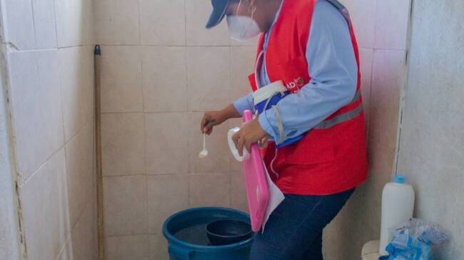 Las brigadas de salud recorren los sectores más afectados por el dengue realizando control larvario. Crédito: Cortesía.