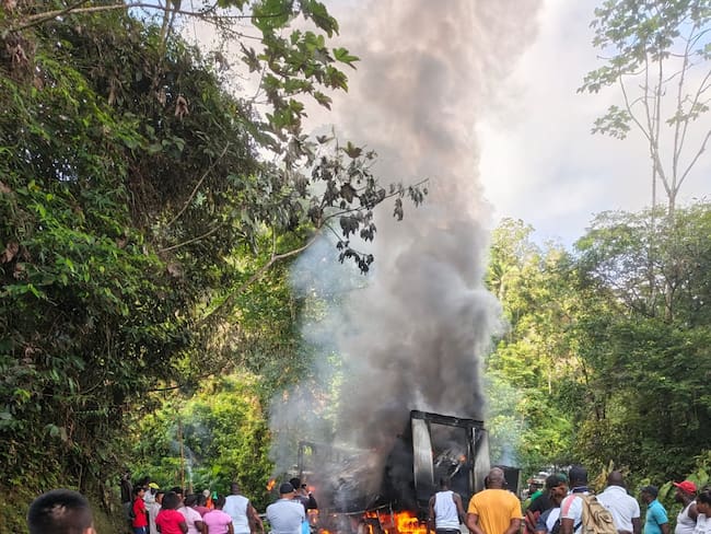 Vehículos incinerados en la Vía Panamericana Risaralda- Chocó (fotos suministradas)
