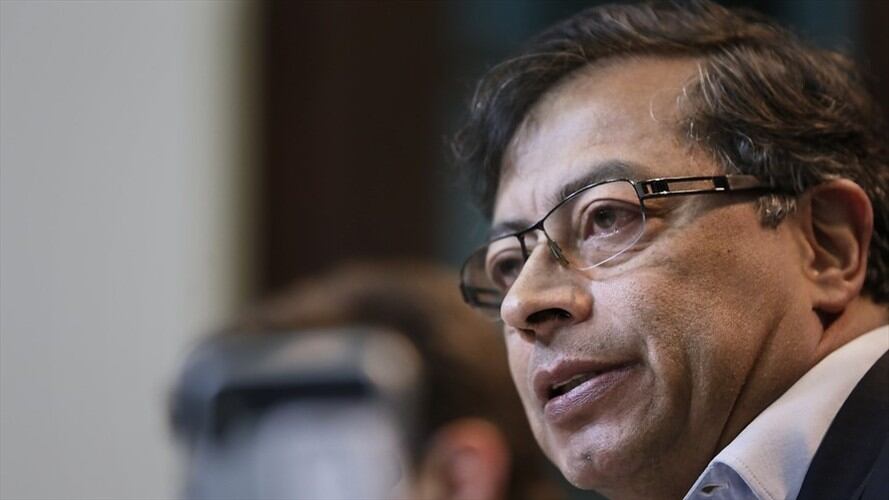 Gustavo Petro sale del hospital en el que estaba por COVID-19. Foto: Colprensa