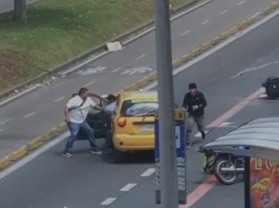 Robo en la carrera Séptima de Bogotá. Foto: Video de redes sociales