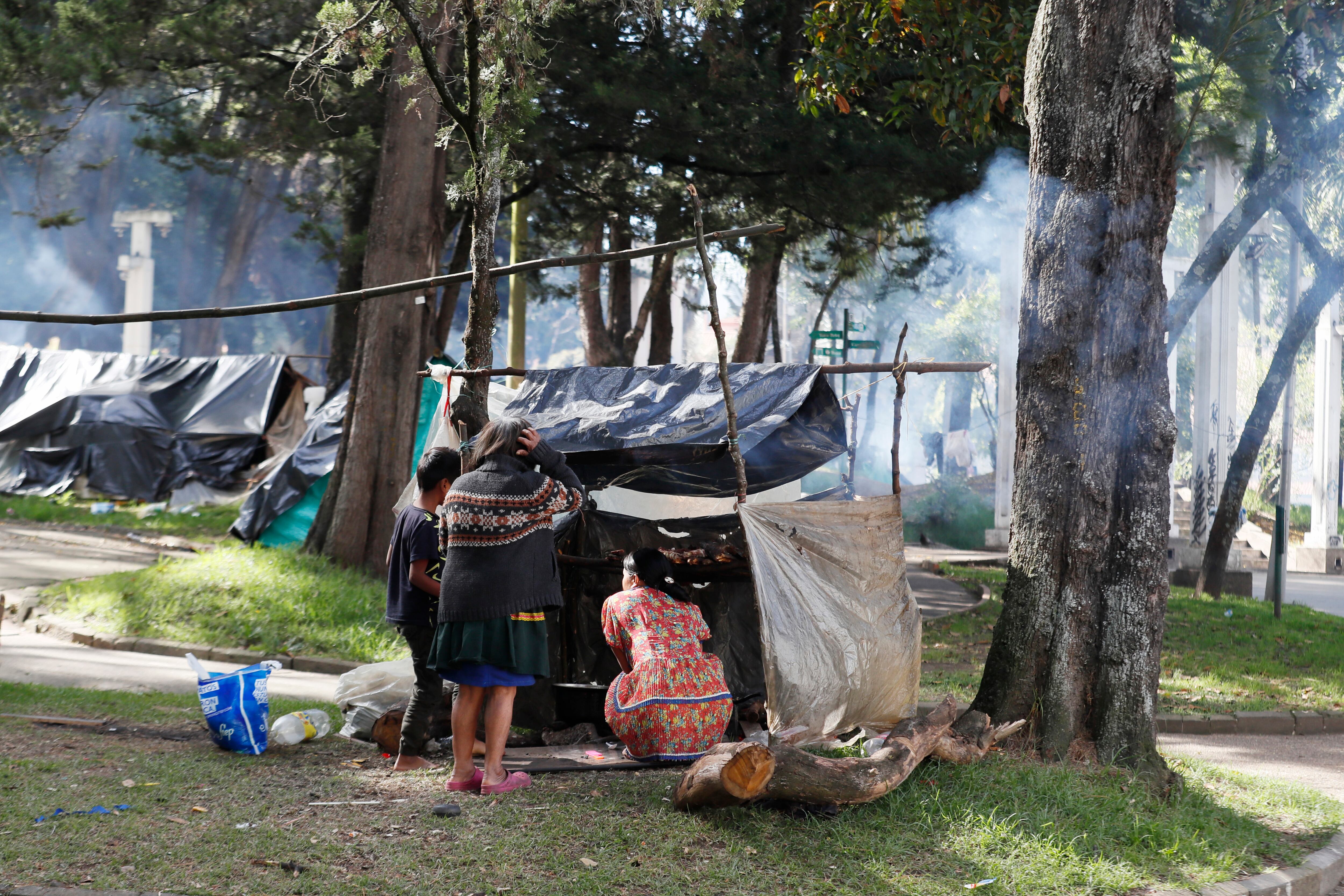 Indígenas en campamentos improvisados en el Parque Nacional de Bogotá. EFE / Carlos Ortega