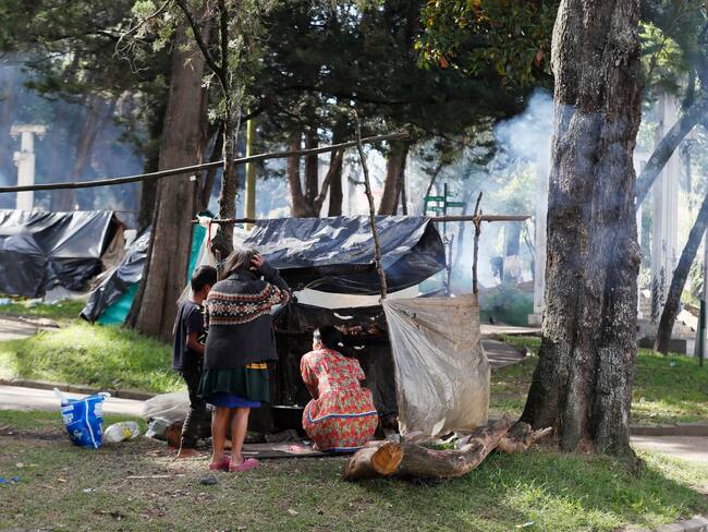 Indígenas en campamentos improvisados en el Parque Nacional de Bogotá. EFE / Carlos Ortega