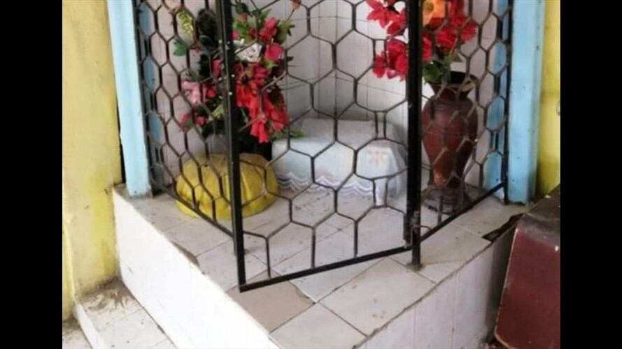 La dueña de la figura religiosa sostuvo que el candado fue violentado para sacar la estatua. Foto: Cortesía