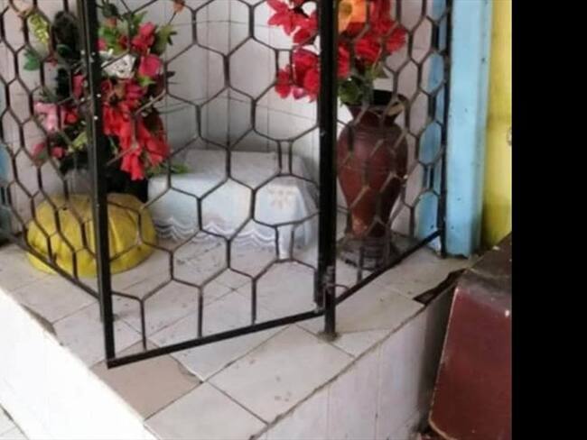 La dueña de la figura religiosa sostuvo que el candado fue violentado para sacar la estatua. Foto: Cortesía