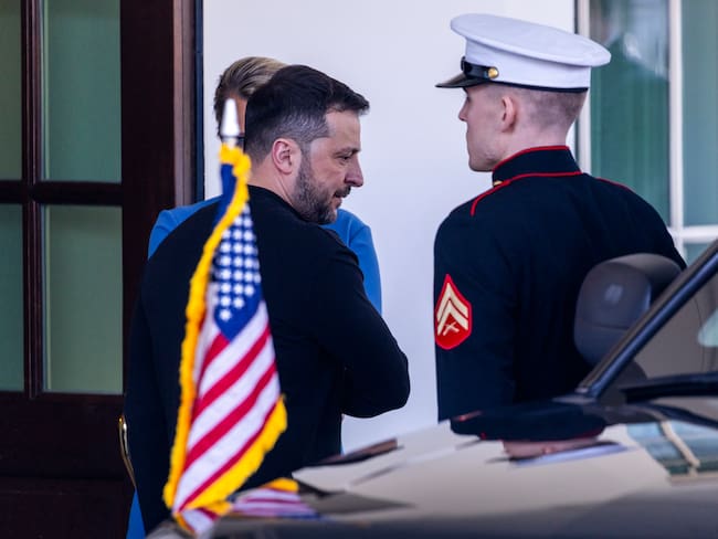 Ukrainian President Volodímir Zelenski sale de la Casa Blanca. FOTO: EFE/EPA/SHAWN THEW.