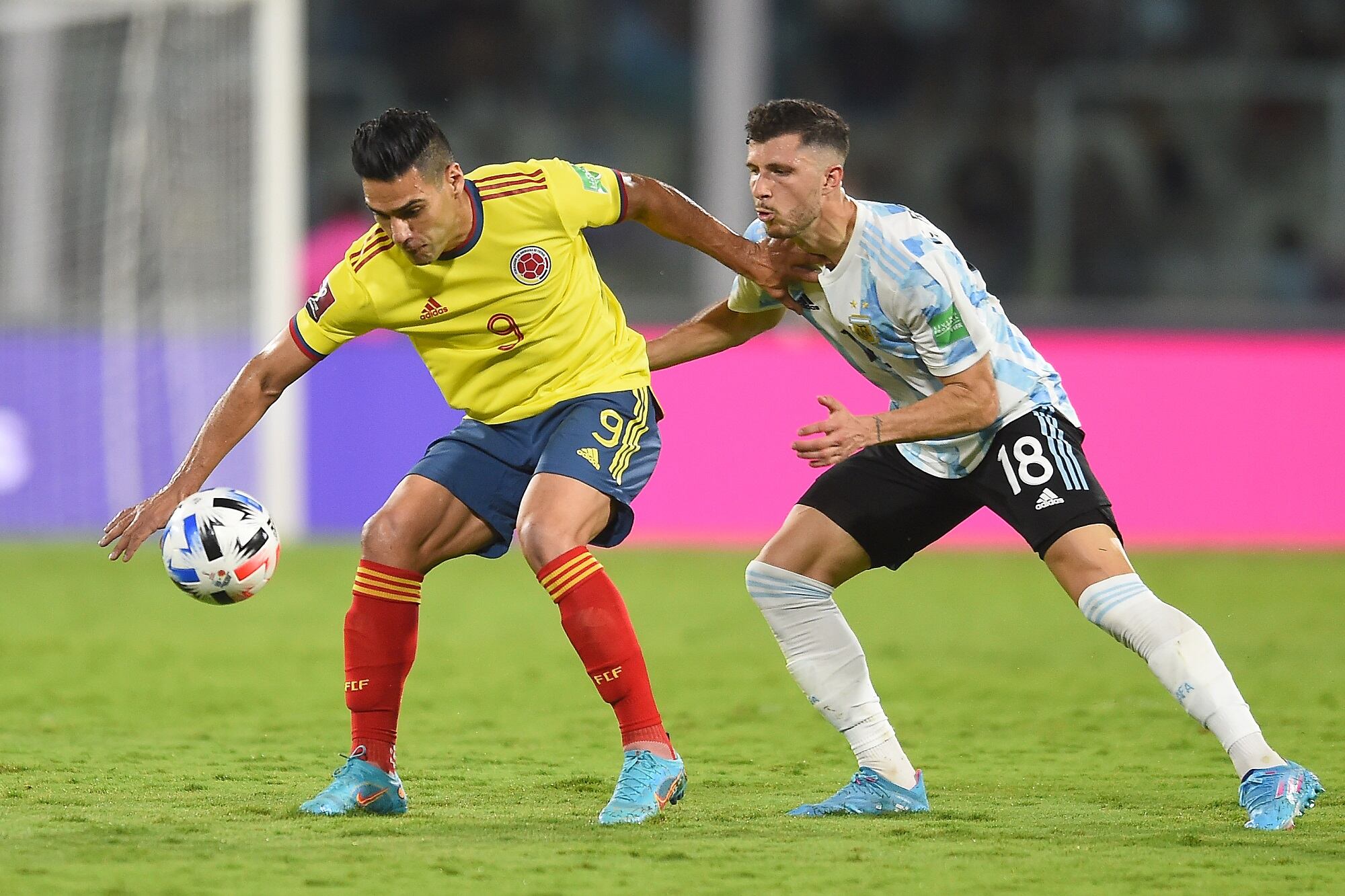 Radamel Falcao contra Guido Rodriguez en las Eliminatorias