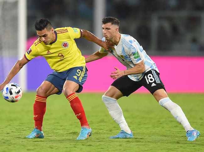 Radamel Falcao contra Guido Rodriguez en las Eliminatorias