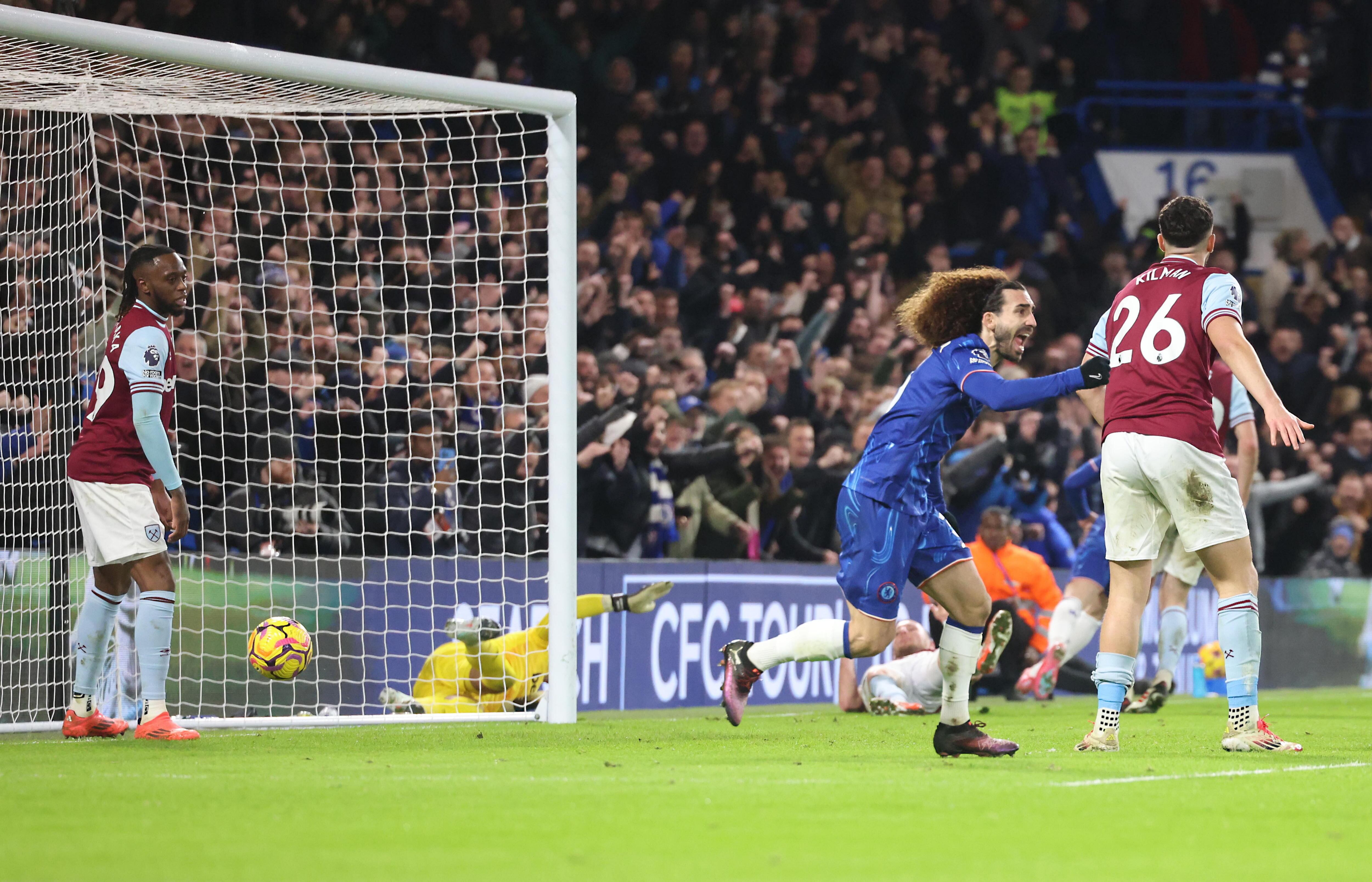 London (United Kingdom), 03/02/2025.- Marc Cucurella (C) of Chelsea celebrates scoring his teams first goal during the English Premier League soccer match between Chelsea FC and West Ham United, in London, Britain, 03 February 2025. (Reino Unido, Londres) EFE/EPA/NEIL HALL EDITORIAL USE ONLY. No use with unauthorized audio, video, data, fixture lists, club/league logos, 'live' services or NFTs. Online in-match use limited to 120 images, no video emulation. No use in betting, games or single club/league/player publications.