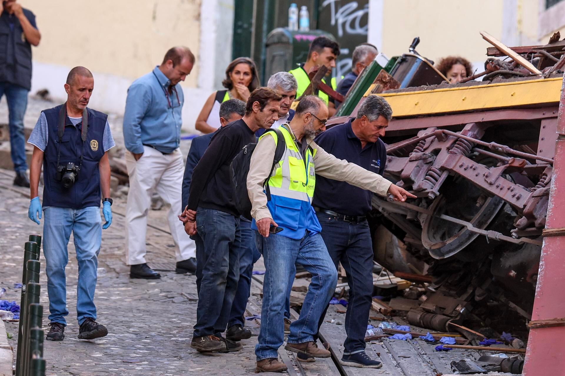 A17 subió el número de muertos en el accidente de un funicular turístico en Portugal. (Lisboa) EFE/EPA/TIAGO PETINGA