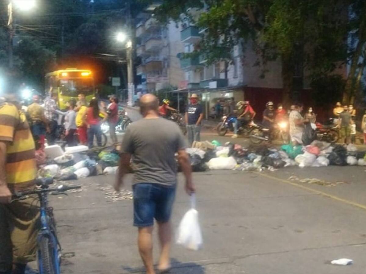 Bloquean vías con basuras en Floridablanca