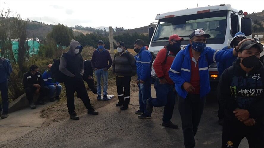 Cerca de 130 trabajadores de la concesión vial Briceño - Tunja - Sogamoso en Boyacá protestan y bloquean la vía porque aseguran que no les han pagado sus salarios. Foto: La W