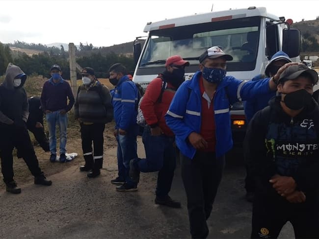 Cerca de 130 trabajadores de la concesión vial Briceño - Tunja - Sogamoso en Boyacá protestan y bloquean la vía porque aseguran que no les han pagado sus salarios. Foto: La W